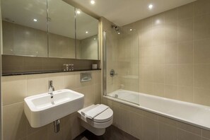 Standard Apartment, 2 Bedrooms | Bathroom | Free toiletries, towels