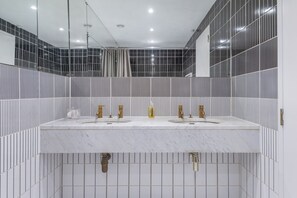 Een bad,  milieuvriendelijk toiletgerief, een haardroger, een bidet
