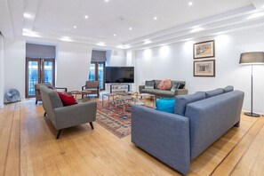 Smart TV, fireplace