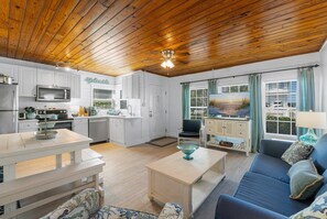 Smart TV, DVD player, books - Laguna Beach! Directly Across Street-30' to Perfect Beach Access #83 (Panama City Beach)