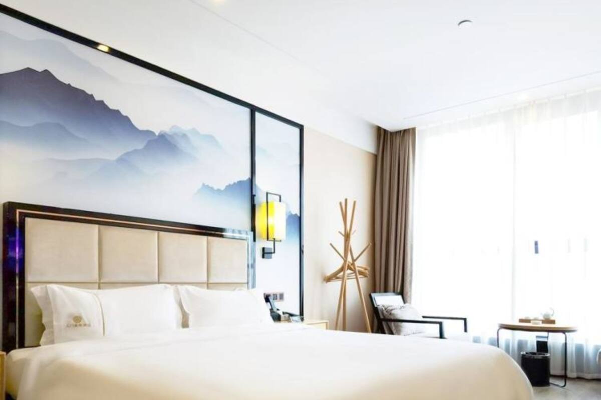 Escritorio, cortinas blackout, wifi gratis y ropa de cama