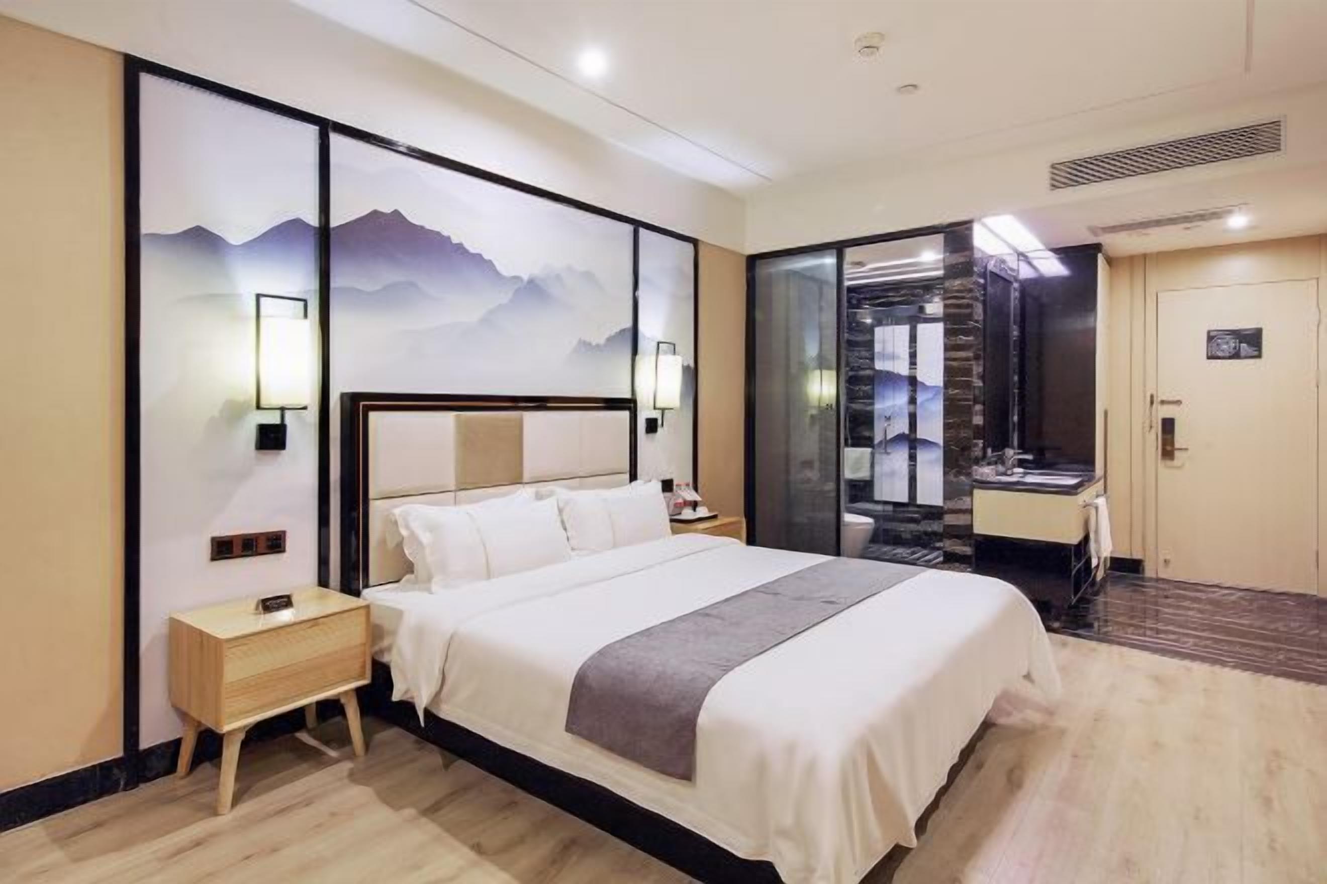 Una scrivania, tende oscuranti, Wi-Fi gratuito, lenzuola