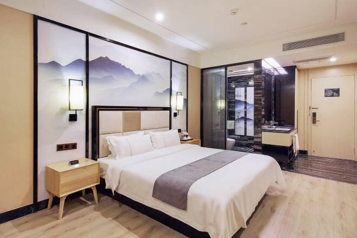 Una scrivania, tende oscuranti, Wi-Fi gratuito, lenzuola