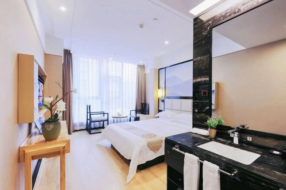 Escritorio, cortinas blackout, wifi gratis y ropa de cama