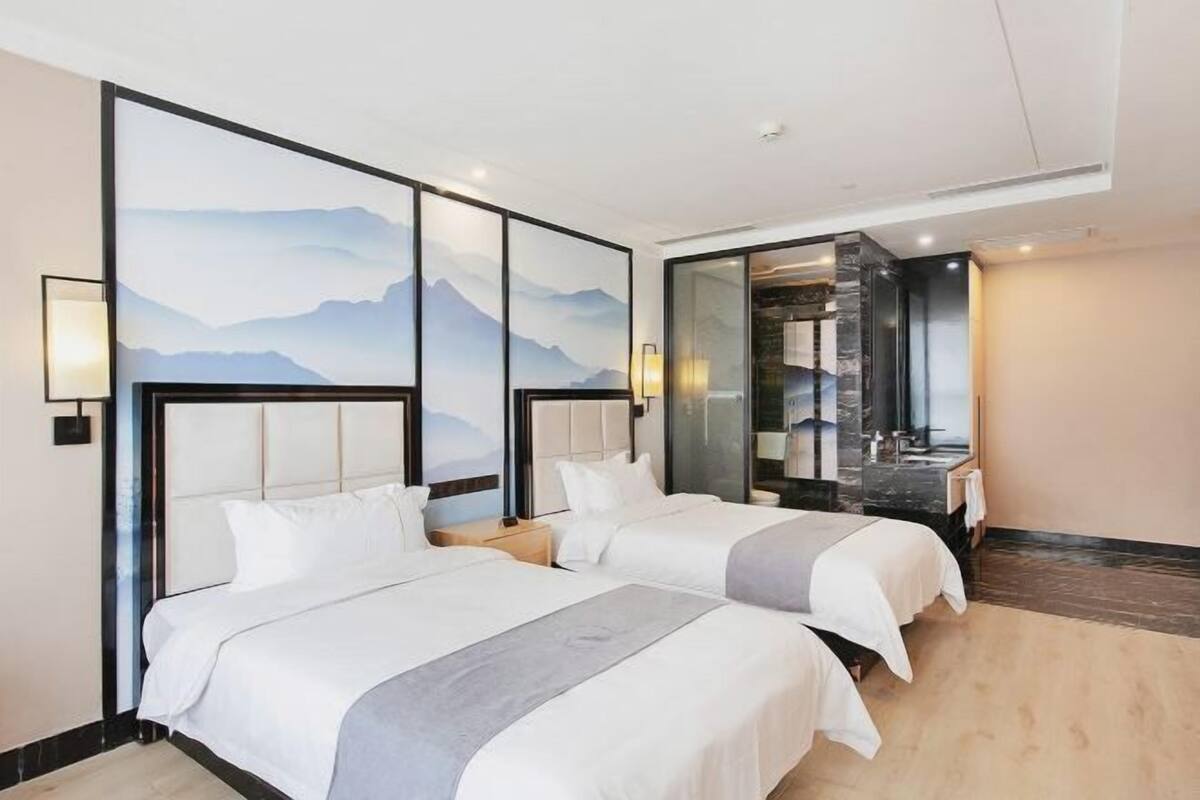 Escritorio, cortinas blackout, wifi gratis y ropa de cama