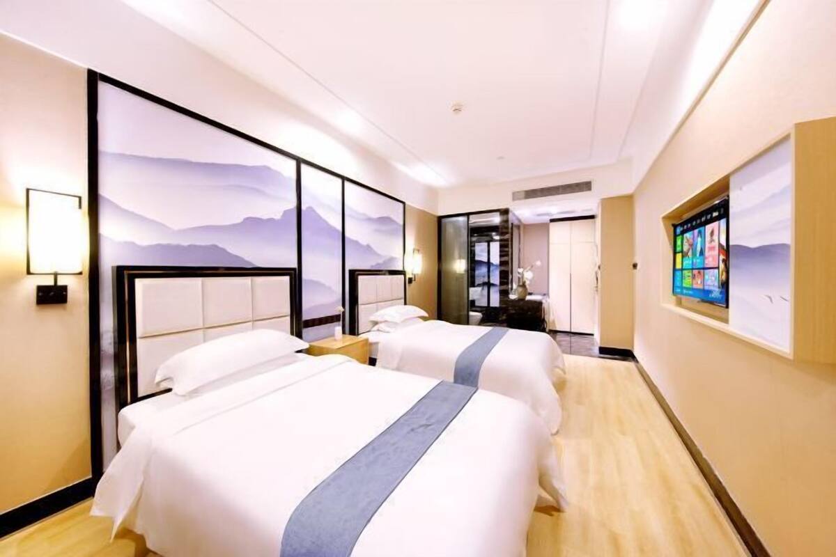 Escritorio, cortinas blackout, wifi gratis y ropa de cama