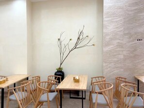 Se sirven desayunos y cocina china
