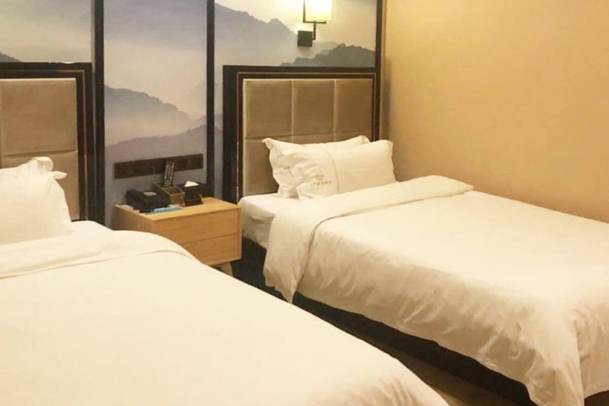 Escritorio, cortinas blackout, wifi gratis y ropa de cama
