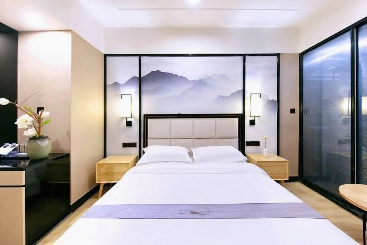 Escritorio, cortinas blackout, wifi gratis y ropa de cama