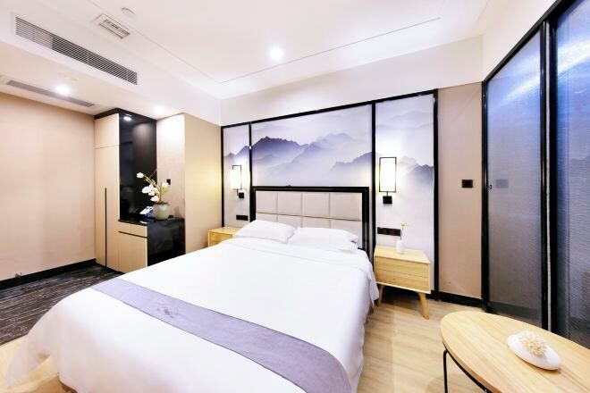 Skrivebord, blendingsgardiner, wi-fi (inkludert) og sengetøy