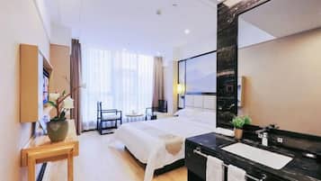 Escritorio, cortinas blackout, wifi gratis y ropa de cama