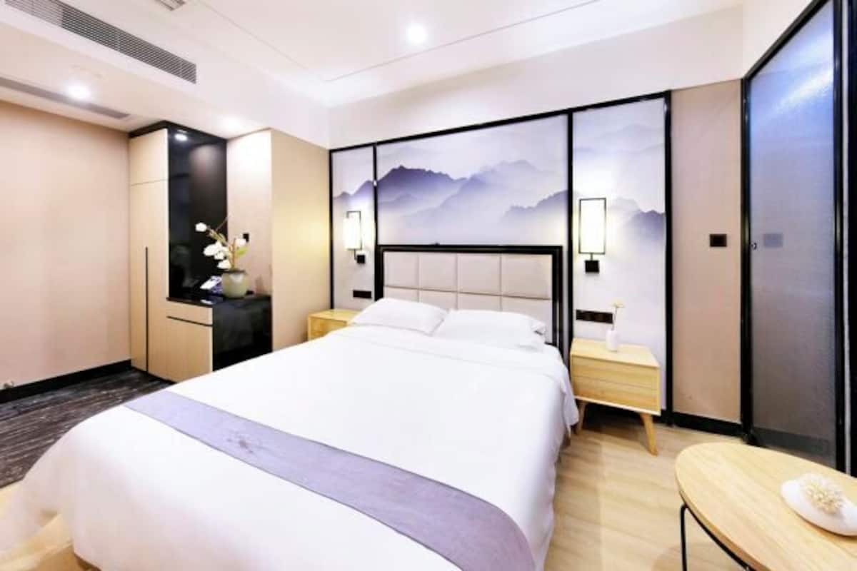 Desk, blackout curtains, free WiFi, bed sheets