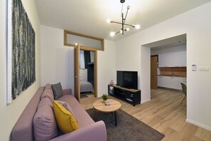 Apartment, 2 Bedrooms | Ruang tamu | TV skrin rata 