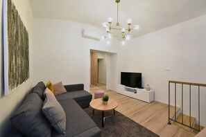 Apartment | Living room | Flat-screen TV - Hidden Backyard Apartments (Zagreb)