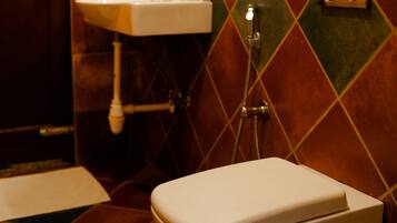 Ein Badezimmer mit Toilette, Waschbecken und Dusche.