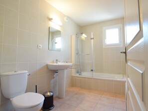 Vila | Kamar mandi | Bathtub