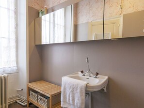 Nhà | Phòng tắm | Bồn tắm, máy sấy tóc, khăn tắm 