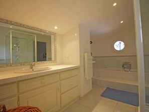 House | Bathroom | Bathtub, towels - Child-friendly Holiday Home in Esparron-de-verdon (Esparron-de-Verdon)