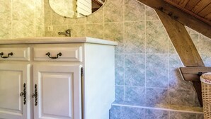 Villa | Bathroom - Villa With Pool & Views in Serilhac (Serilhac)