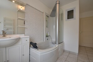 House | Bathroom - Home for 7 Guests in Plouvara (Plouvara)