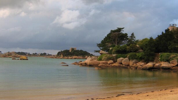A coastal landscape with calm water, large rocks, and dense greenery. - Home for 7 Guests in Plouvara (Plouvara)