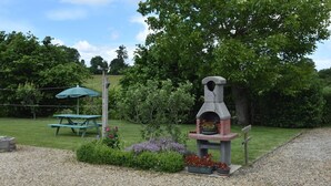 A garden with a stone oven, a picnic table, and a bench. - Home for 7 Guests in Plouvara (Plouvara)