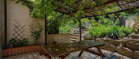 House | Outdoor dining