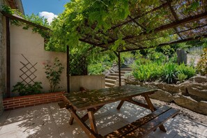 Outdoor dining - Tranquil Villa in Cevennes (Courry)
