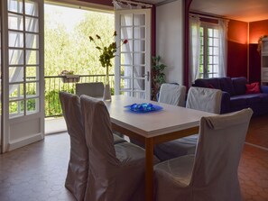 Dining - Beautiful Family Villa With Private Pool in Quiet Area of Villeneuve-sur Lot (Pujols)