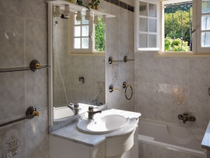 Bathroom - Beautiful Family Villa With Private Pool in Quiet Area of Villeneuve-sur Lot (Pujols)