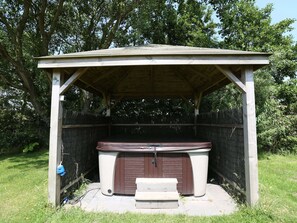 Villa | Outdoor spa tub