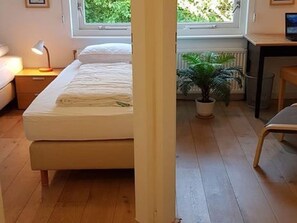 2 chambres, ameublement unique, fer et planche Ă repasser