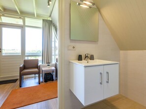 Villa | Bathroom | Bathtub - Villa in Koudekerke With Sauna, Garden, Terrace (Koudekerke)