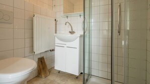 Bathroom - Spacious Farmhouse in Aalten near Lake (Aalten)