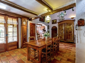 House | Dining - Holiday Home in Le Luc With Pool & Vineyards (Le Luc)