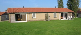 Tidy Bungalow with Terrace near Small Beach