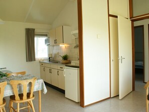 Private kitchen - Tidy Bungalow with Terrace near Small Beach (Heeg)