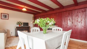 Dining - Apartment in a Farmhouse in the Heart of the Burgerbrug Polder Landscape (Burgerbrug)