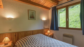 Chalet | 2 bedrooms, individually furnished, bed sheets
