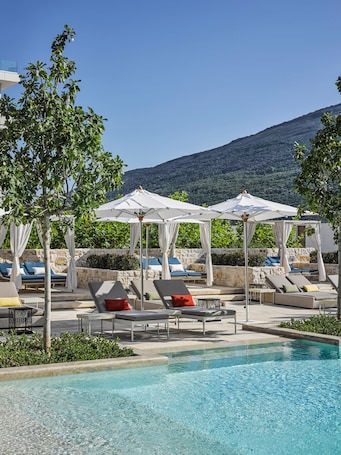 Seasonal outdoor pool, pool umbrellas, sun loungers