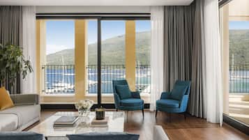 客房, 1 張特大雙人床, 無障礙, 海景 (3 Bedrooms - Castelnuovo Sea View) | 起居區 | 智慧型電視