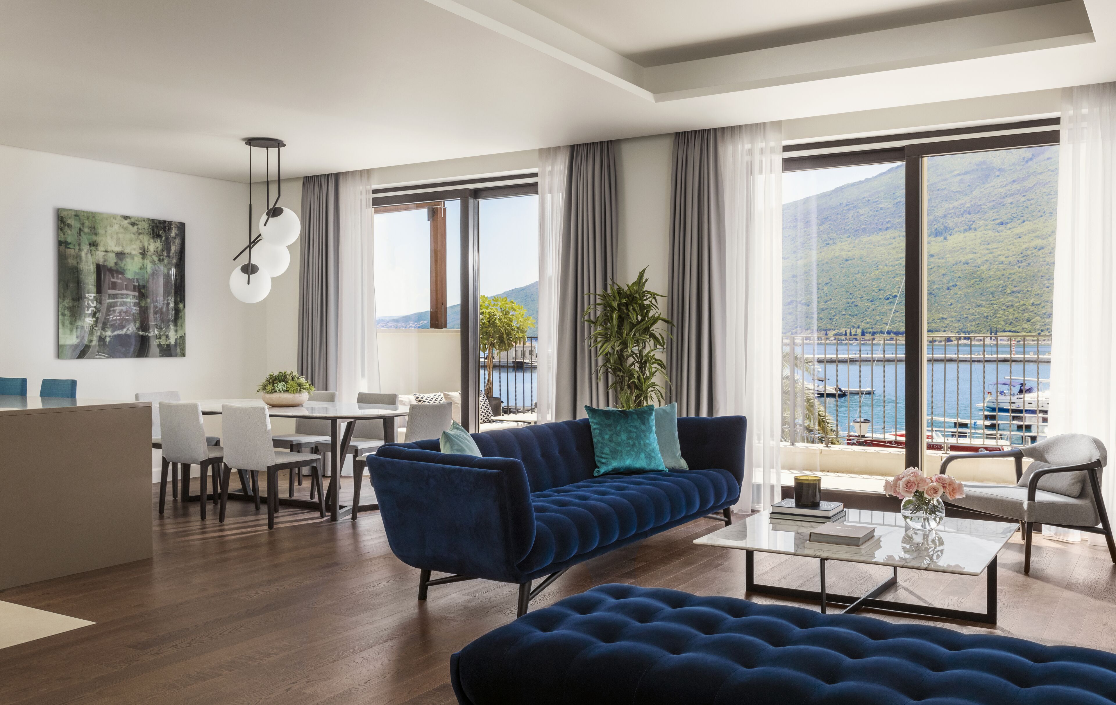 Kamar, 1 Tempat Tidur King, akses difabel, pemandangan laut (2 Bedrooms - Bonaca Sea View) | Area keluarga | Smart TV