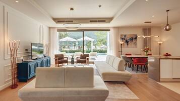 Una sala de estar moderna con sofá, sillas, comedor y cocina.