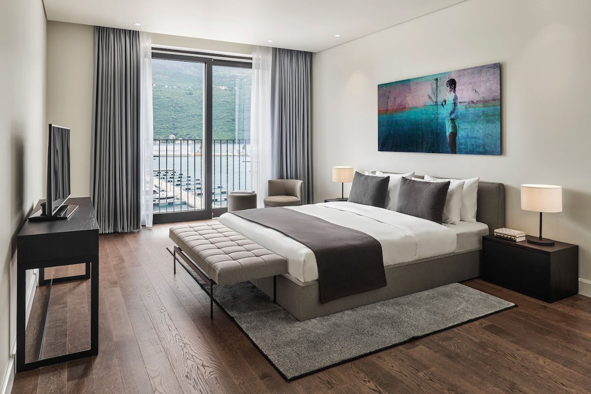 4 bedrooms, hypo-allergenic bedding, down duvets, in-room safe