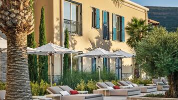 Alberca al aire libre por temporada y sombrillas en la alberca