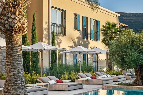 Seasonal outdoor pool, pool umbrellas, sun loungers