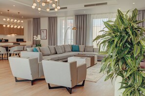Quarto, 1 cama King, acessível (2 Bedrooms - Bonaca Village Suite) | Área de estar | Smart TV
