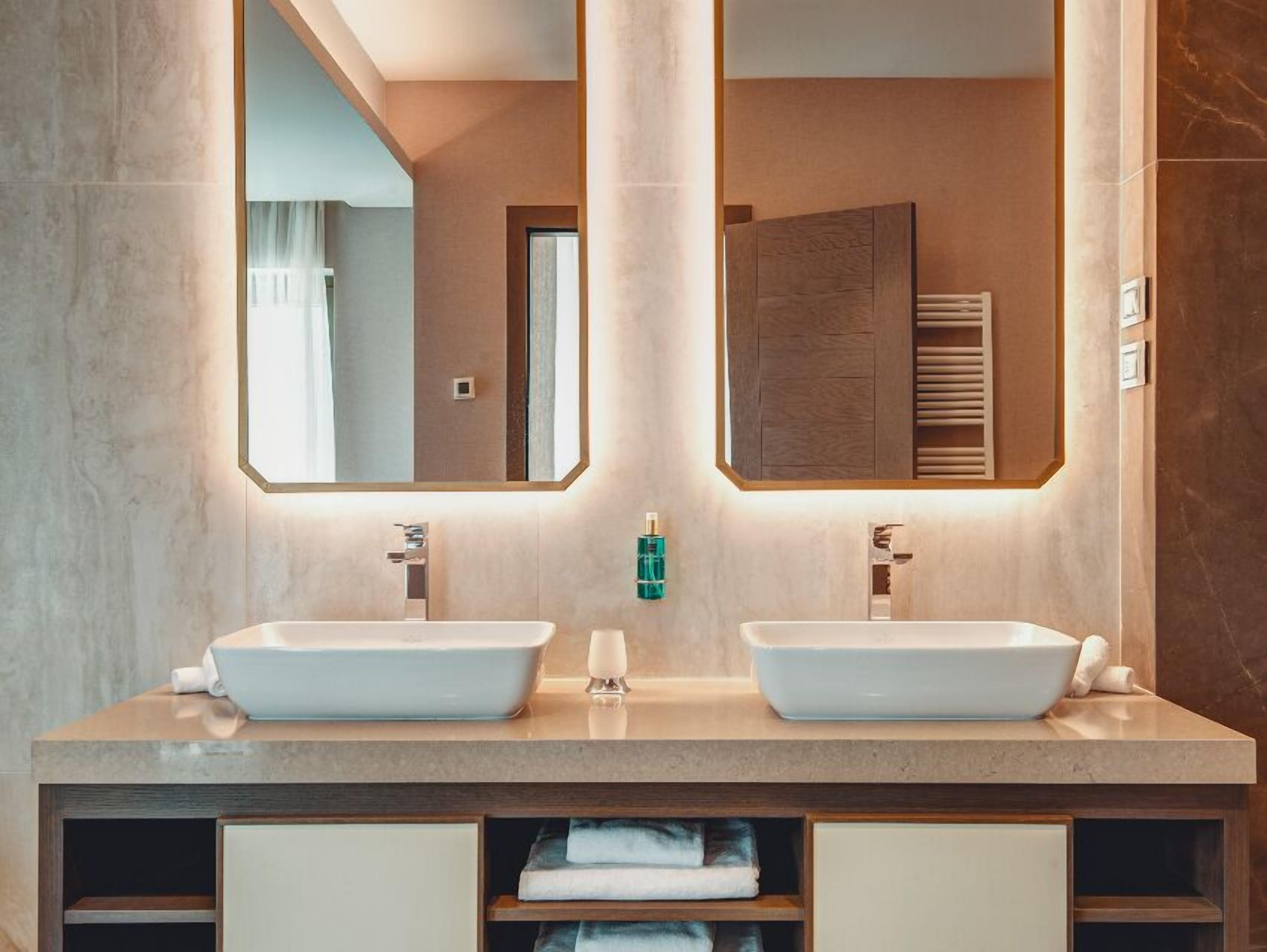 Phòng, 1 giường cỡ king, quang cảnh biển (3 Bds - Sky Villa with pool Sea View) | Phòng tắm | Vòi sen phun mưa, đồ dùng nhà tắm được thiết kế riêng, máy sấy tóc 