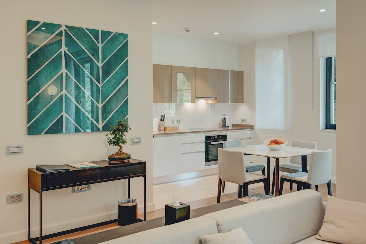 1 Bedroom - Kumbor Suite | บริเวณนั่งเล่น | สมาร์ททีวี