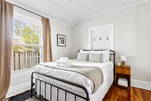 2 عدّة غرف نوم وأسرّة بإسفنج يتكيف مع شكل الجسم ومكتب ومكواة/لوح كي